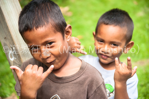 恥ずかしそうなミクロネシアの子供たち
