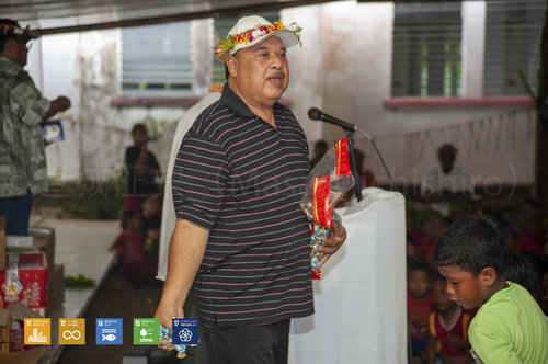 お菓子を撒く議員