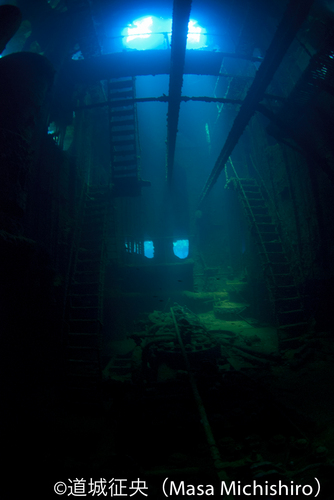 崩壊したエンジンルーム