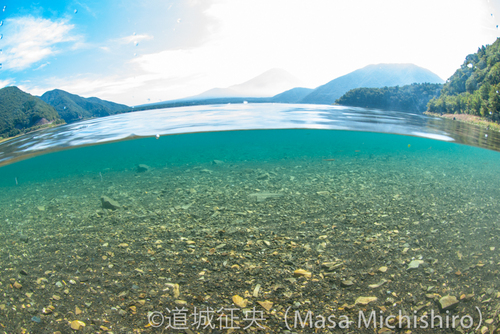 本栖湖から富士山を見る