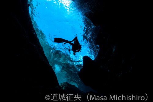 青色とシルエットが作り出すコントラスト