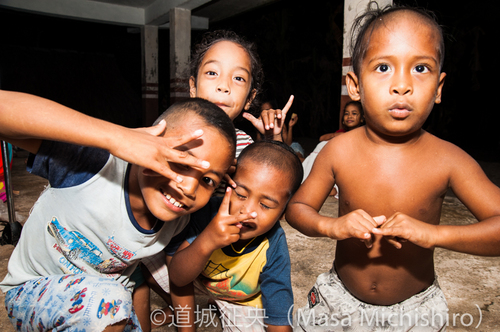 電気なくても元気なチューク州ルクノーチの子供