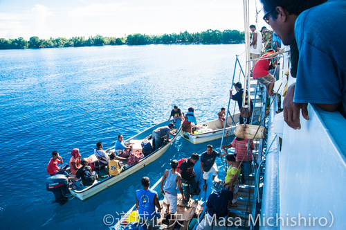 小型ボートで往復