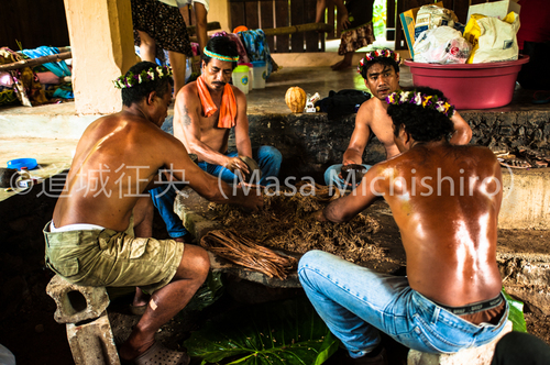 カマテップでサカオ作るミクロネシアの人