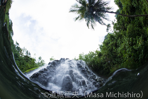 水量の少ないケプロイの滝