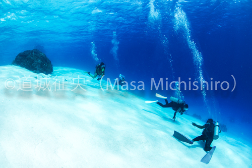 砂地が広がるチューク諸島の海