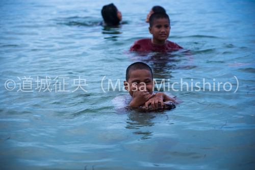 暗くなるまで遊ぶコスラエの子供
