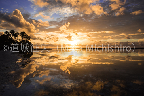 鏡面になるコスラエの朝陽