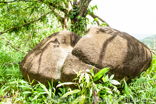 まるで女性の陰部のような巨石