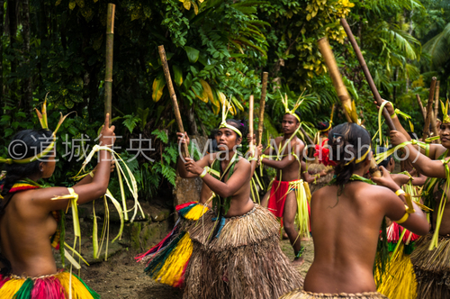 ミクロネシアに伝わる腰蓑で踊るダンス