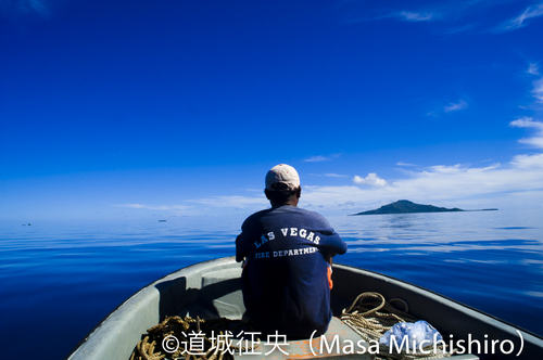 べた凪の海面は鏡のよう