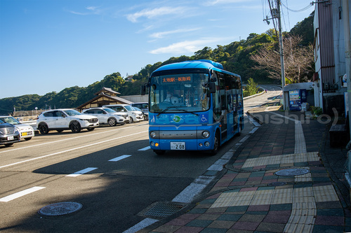 太地のカワイイ色合いのバス