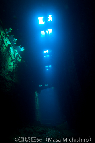 デッキが崩落してしまった沈没船